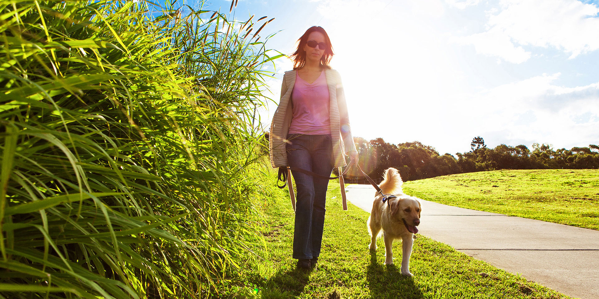 Lady_Walking_Dog_1920x960